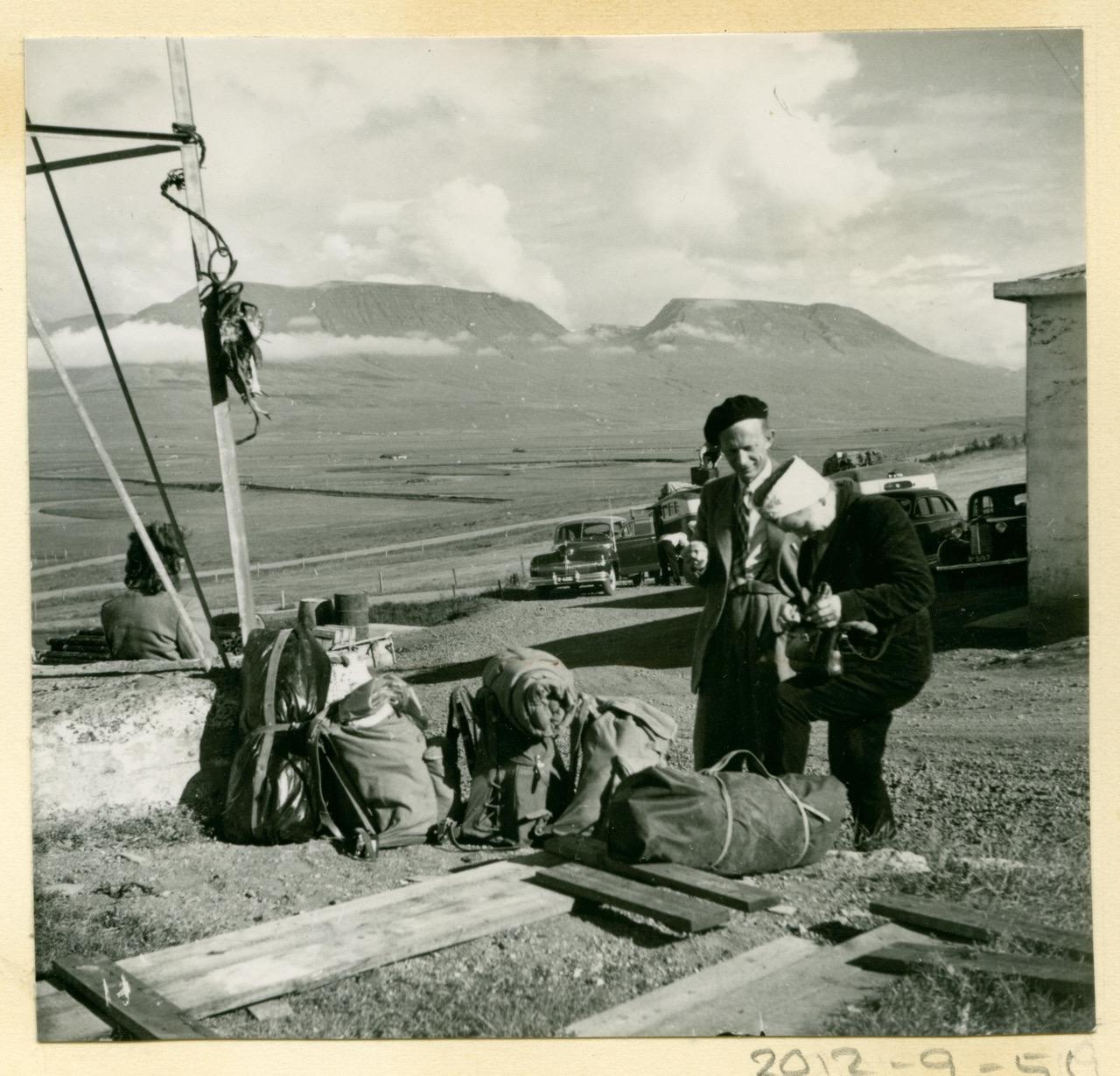 bild Foto sannolikt av Barbros väninna och norrmannen Egil Rehn när ressällskapet bytte buss i Varmahlíð í Skagafjörður.